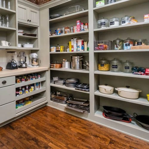 AC4208 - Large walk-in pantry 1