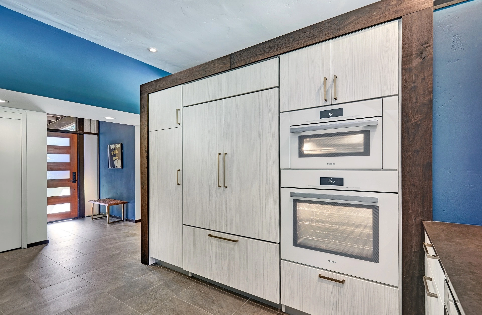 Современная кухня с отделкой из орехового дерева - Alllandcabinet 1
