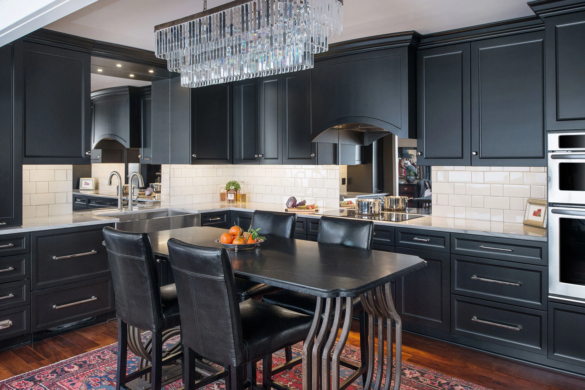 Cuisine transitionnelle peinte en noir-Armoire Allan 1