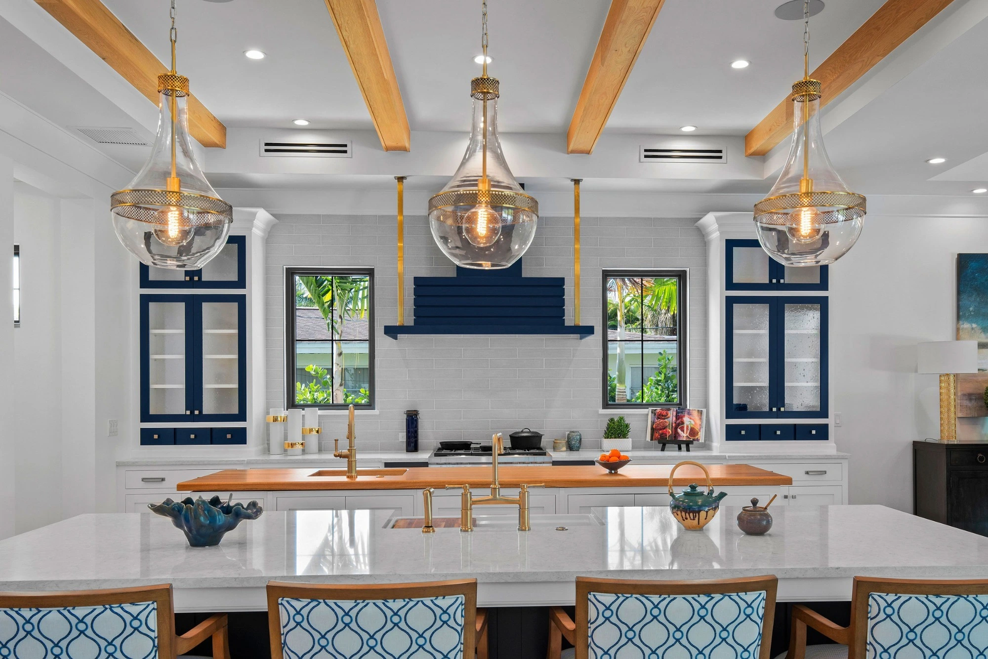 Cozinha transitória pintada de azul marinho e branco com porta emoldurada de inserção de shaker - Allandcabient 1