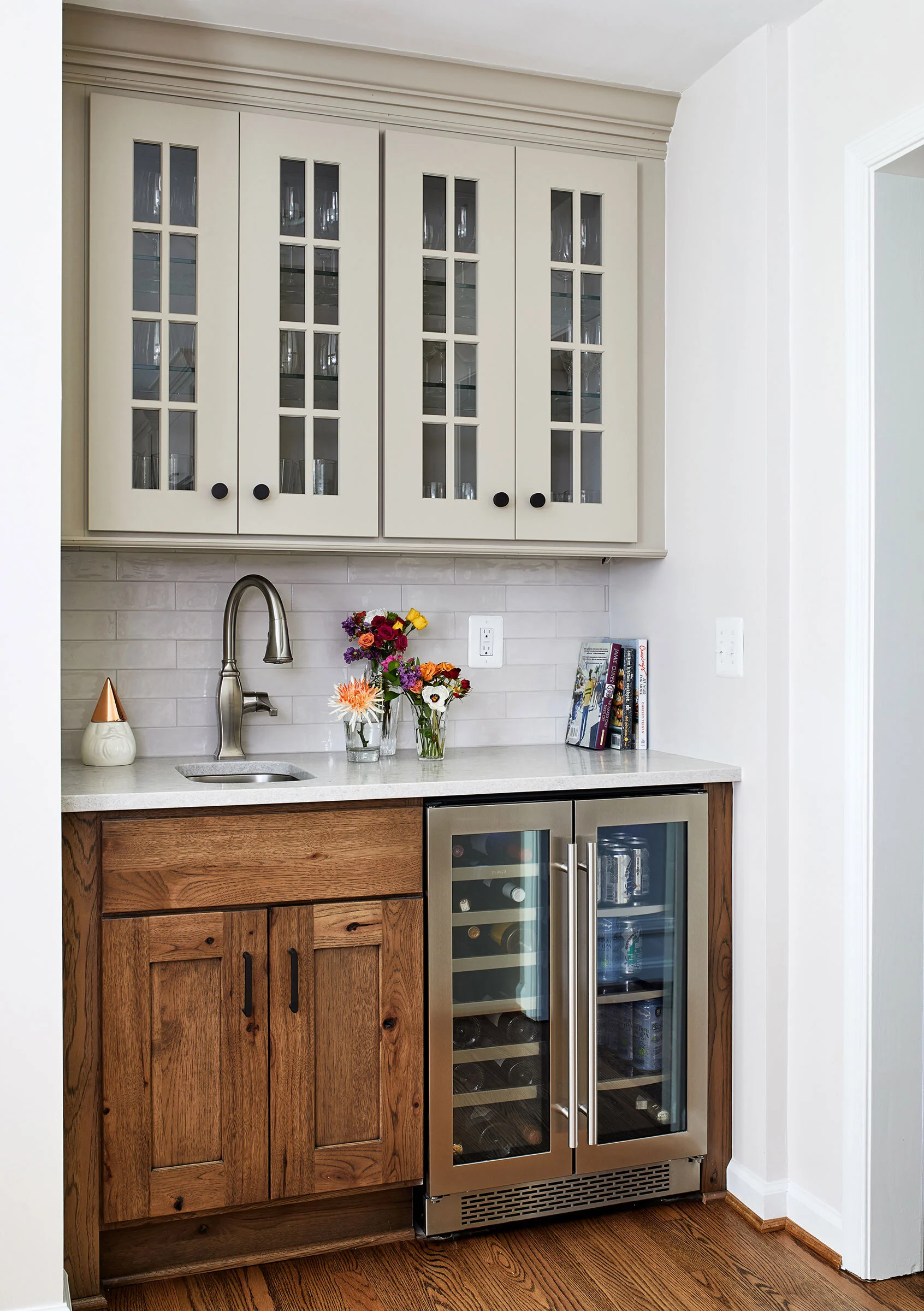 Amercian style design overlay shaker door kitchen cabinet beige color with wood tone island-Allandcabinet 1