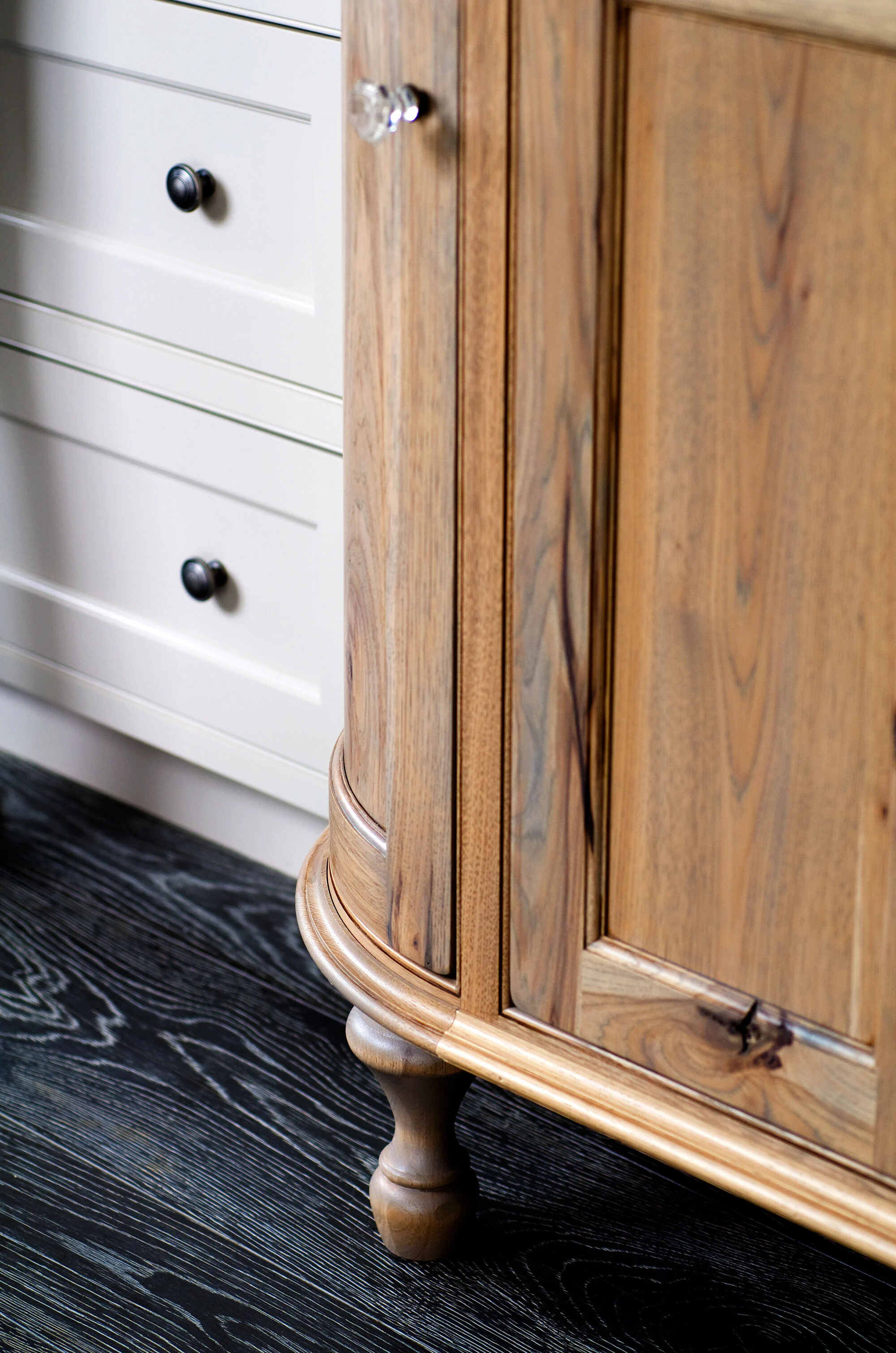 Cuisine transitionnelle à portes encastrées avec cadre et armoires en bois peint beige et rustique-Armoire Allan 1