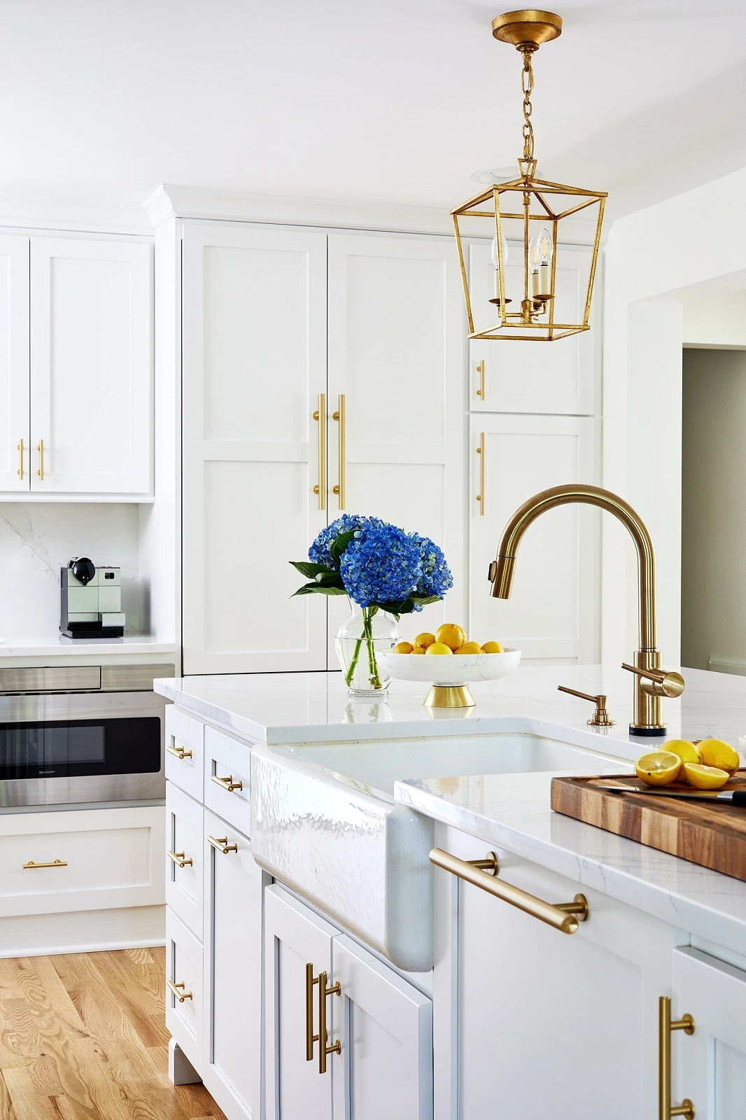 Cuisine shaker transitionnelle peinte en blanc avec des accents dorés - Allandcabinet 1