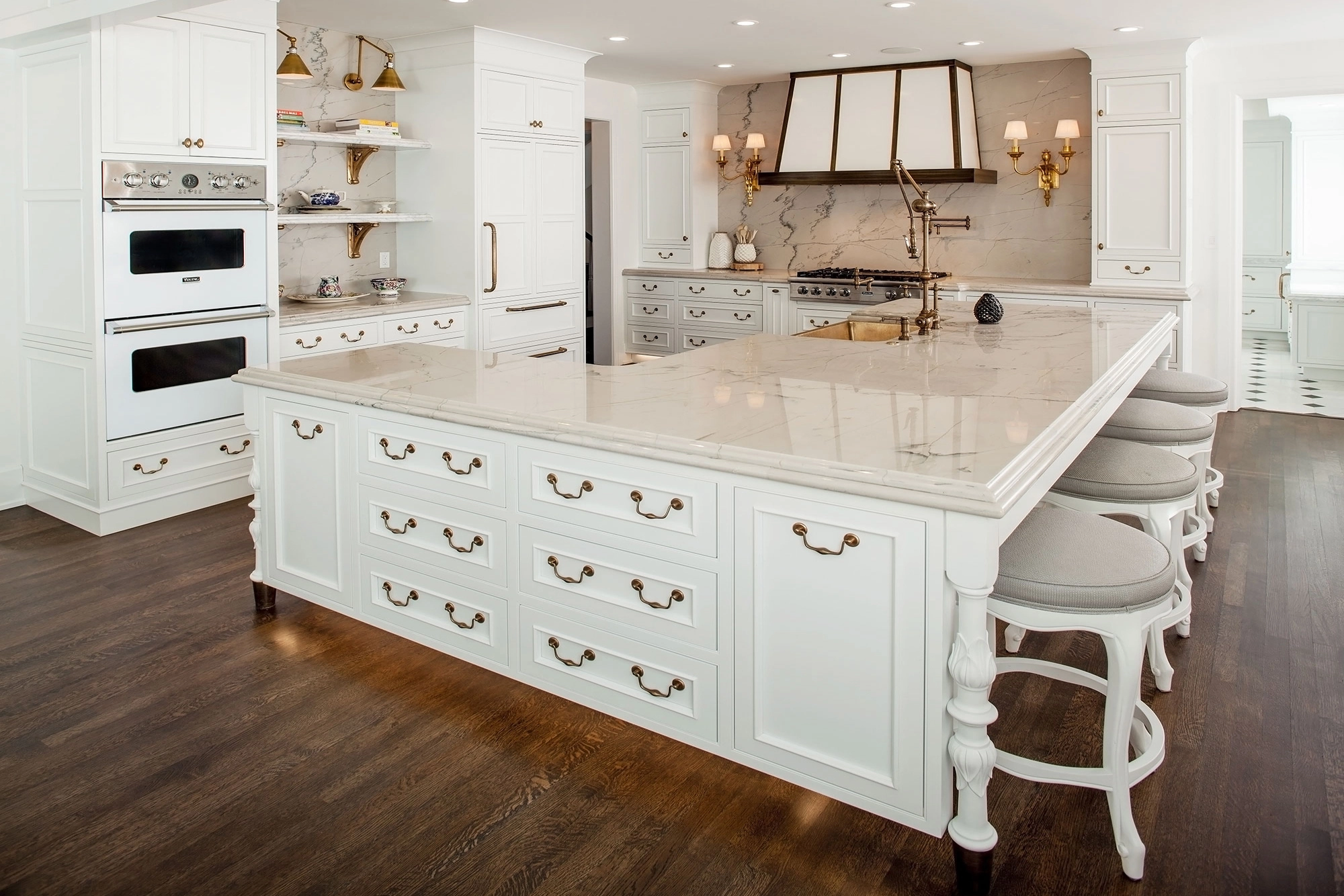 Cuisine transitionnelle blanche avec accents en laiton doré et porte encastrée encadrée-Armoire Allan 1