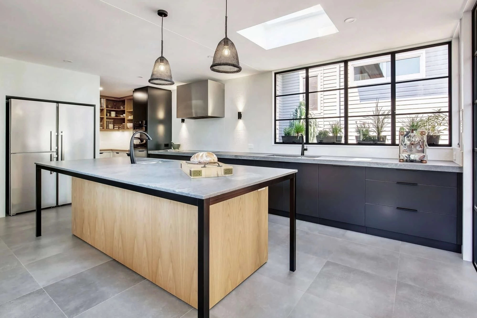 Menuiserie sur mesure laqué mat bleu foncé-Allandcabinet 1