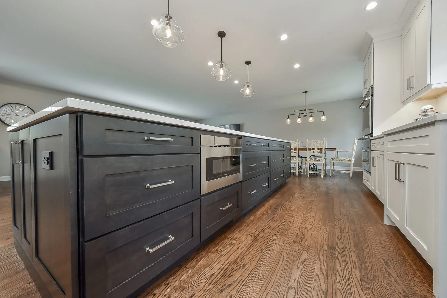 White painted shaker kitchen with stainded walnut island-Allandcabinet 1