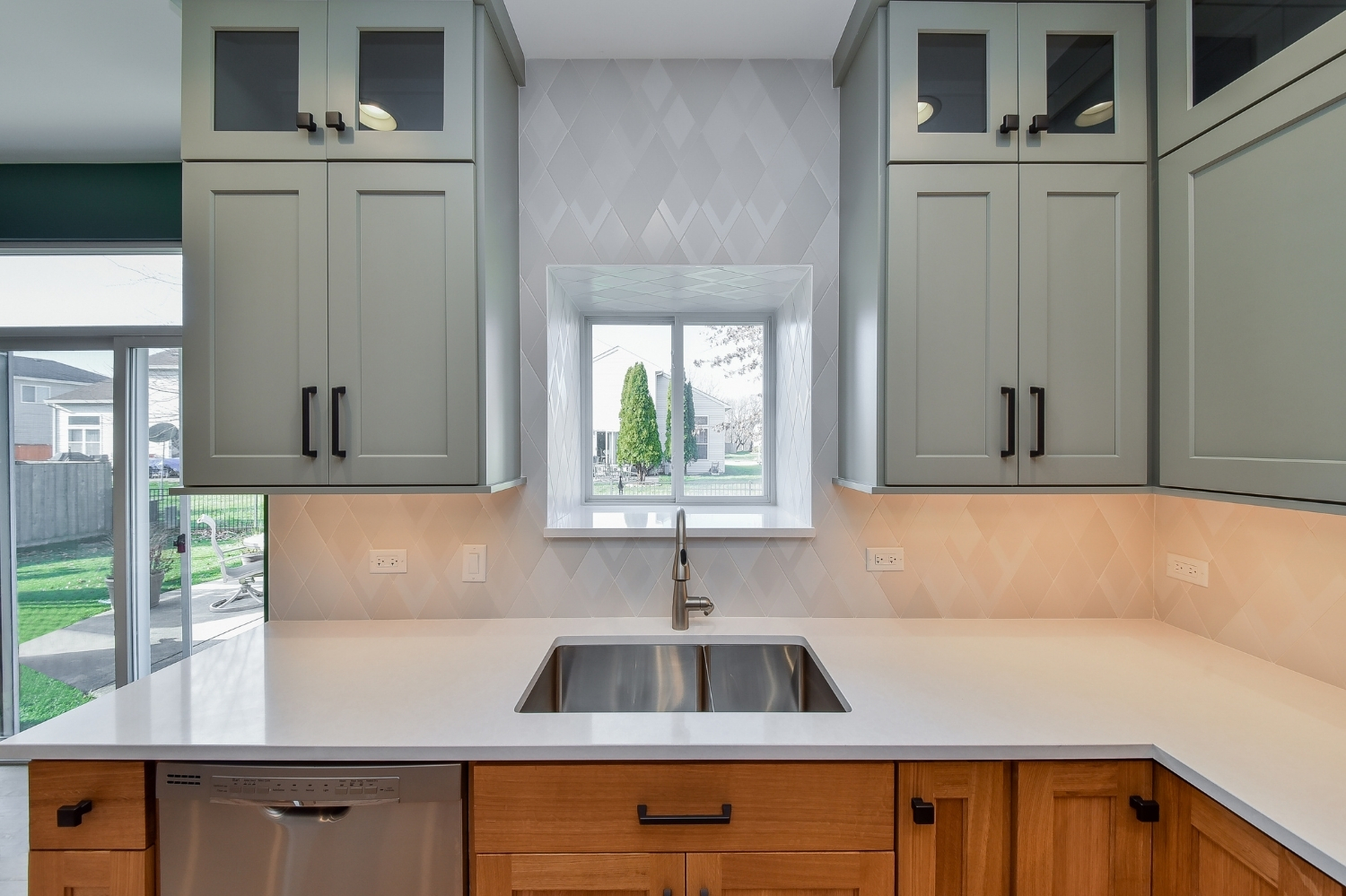 Rift cut oak and light grey pained shaker door-Allandcabinet 1
