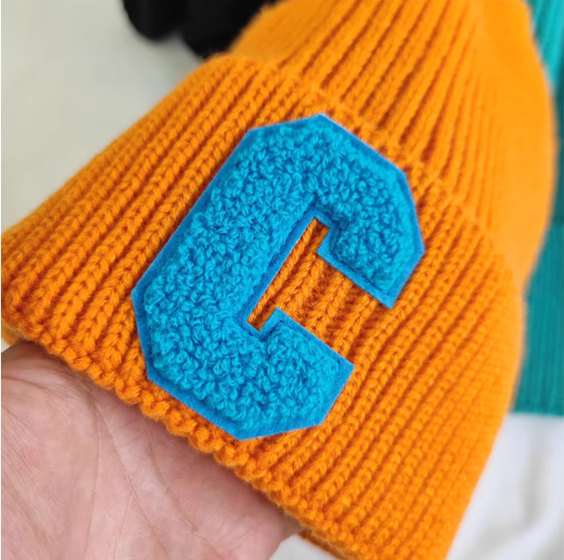 Neue, heiß verkaufte Wintermützen, minimalistische Wollmütze mit großem C-Buchstaben 17