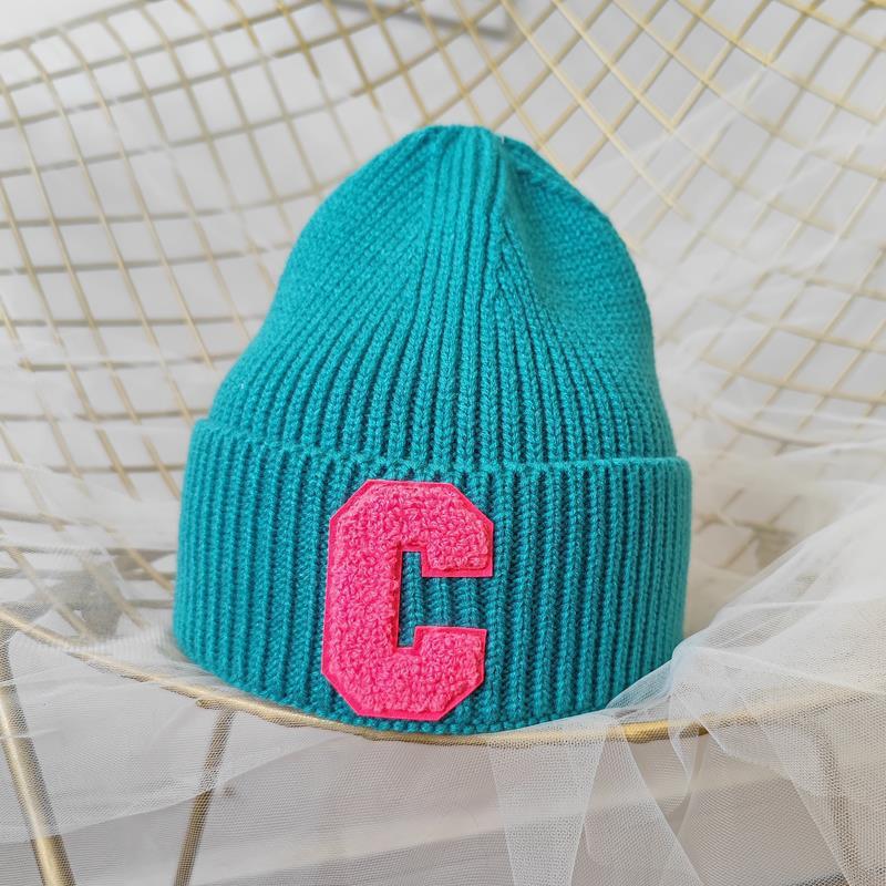 Neue, heiß verkaufte Wintermützen, minimalistische Wollmütze mit großem C-Buchstaben 13
