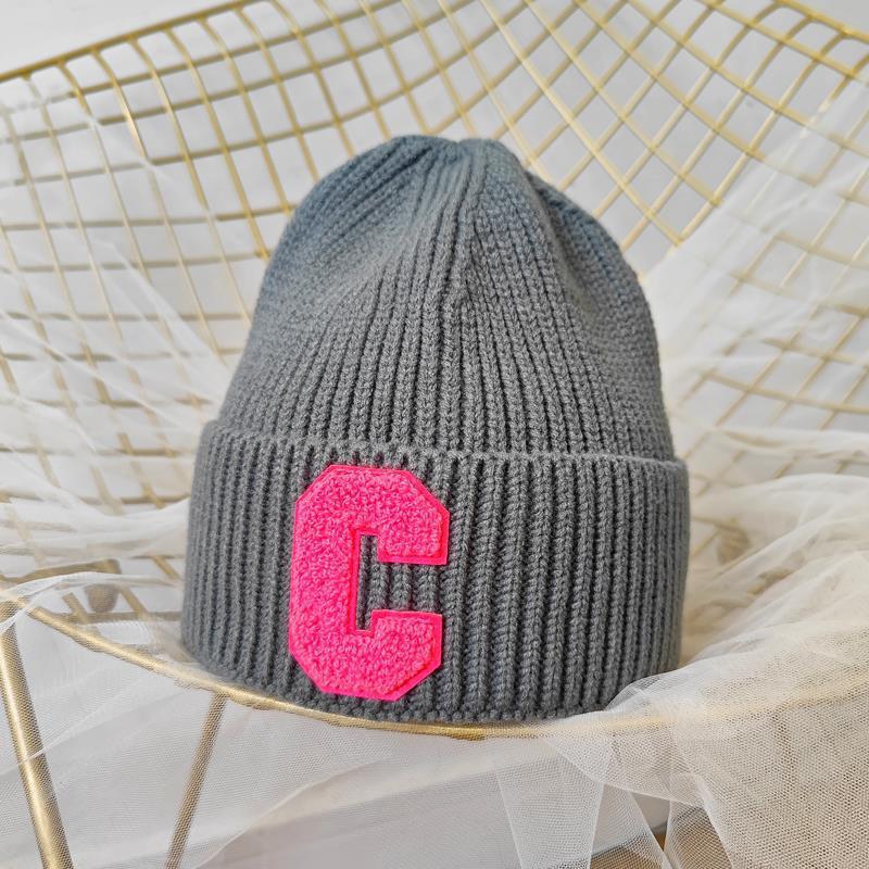 Neue, heiß verkaufte Wintermützen, minimalistische Wollmütze mit großem C-Buchstaben 11