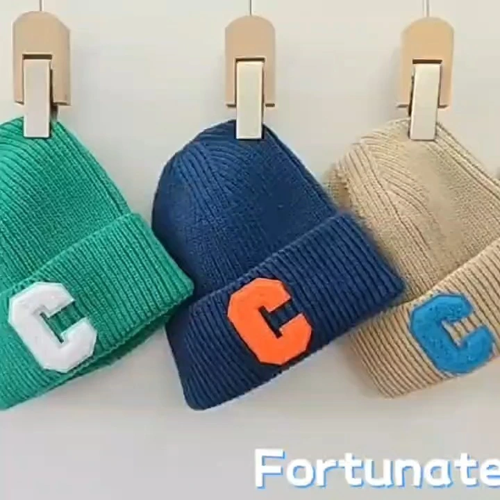 New hotselling winter hats minimalist large C letter woolen hat 1