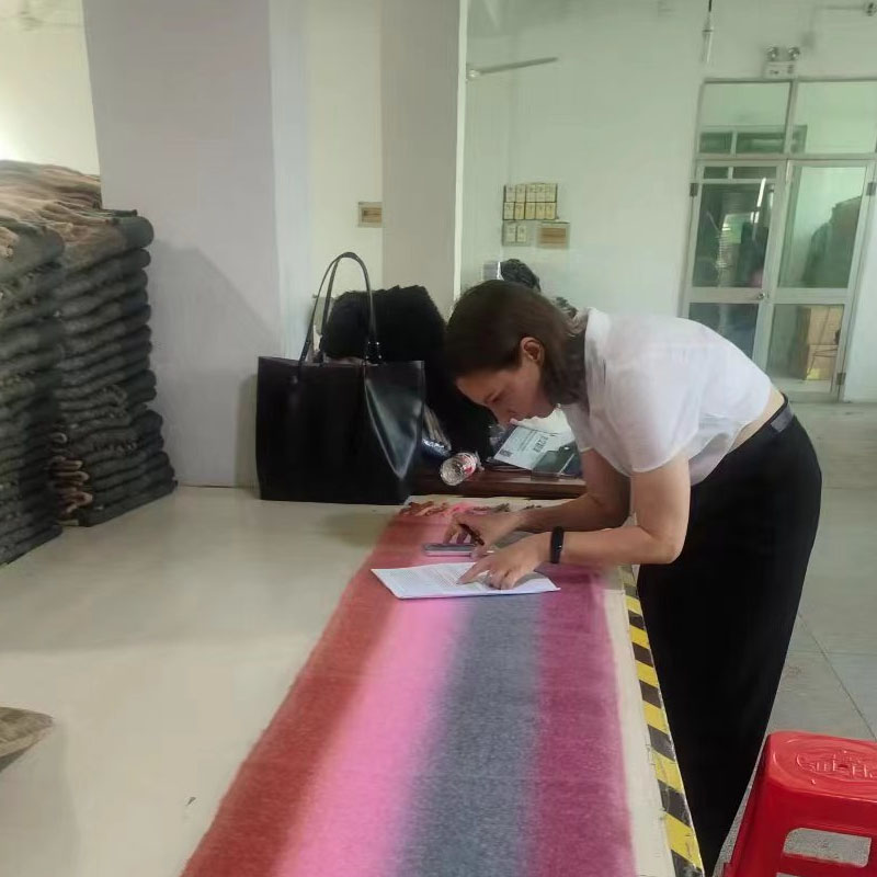 El cliente visitó nuestros productos de inspección de fábrica.