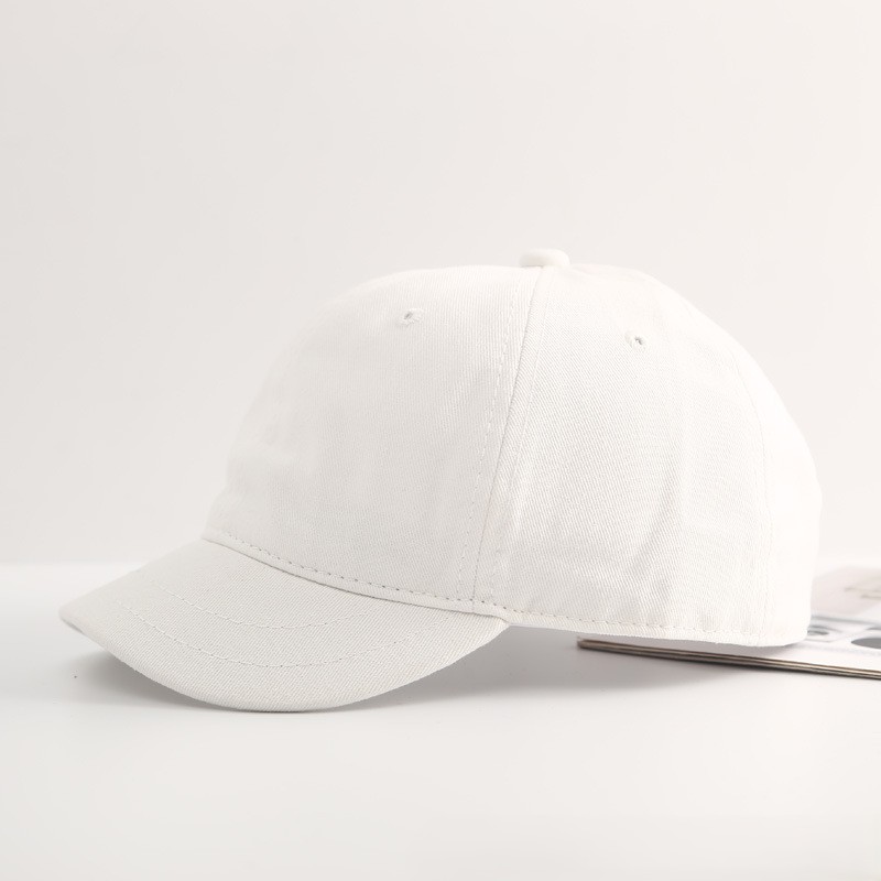 Weiße Baseballkappen