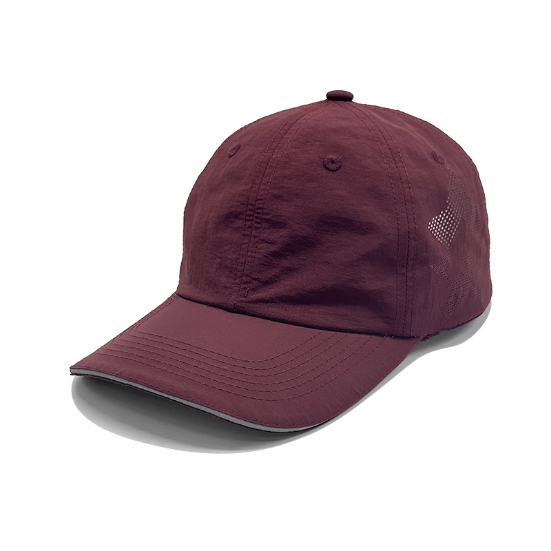 Burgunder Baseball kappe mit gebogener Krempe und kleinen Perforationen an der Seite