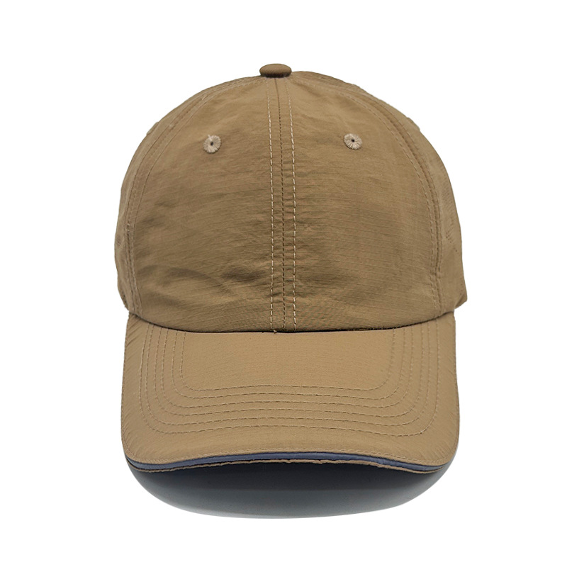 Vorder ansicht einer Khaki-Baseball kappe, die die Mittel naht und die gebogene genähte Krempe zeigt