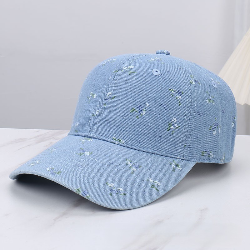 Hellblaue Jeans-Baseball kappe mit kleinen Blumen und einer gebogenen Krempe