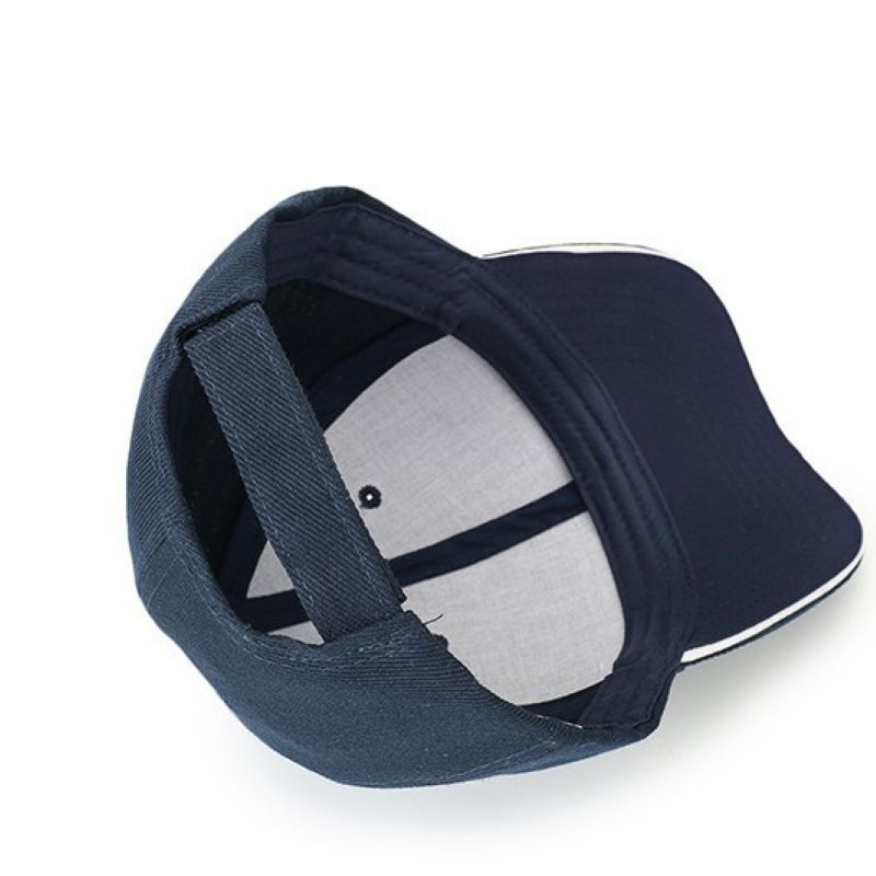 Innenseite einer Marine-Baseball kappe mit weißen Frontplatten und einem verstellbaren Riemen