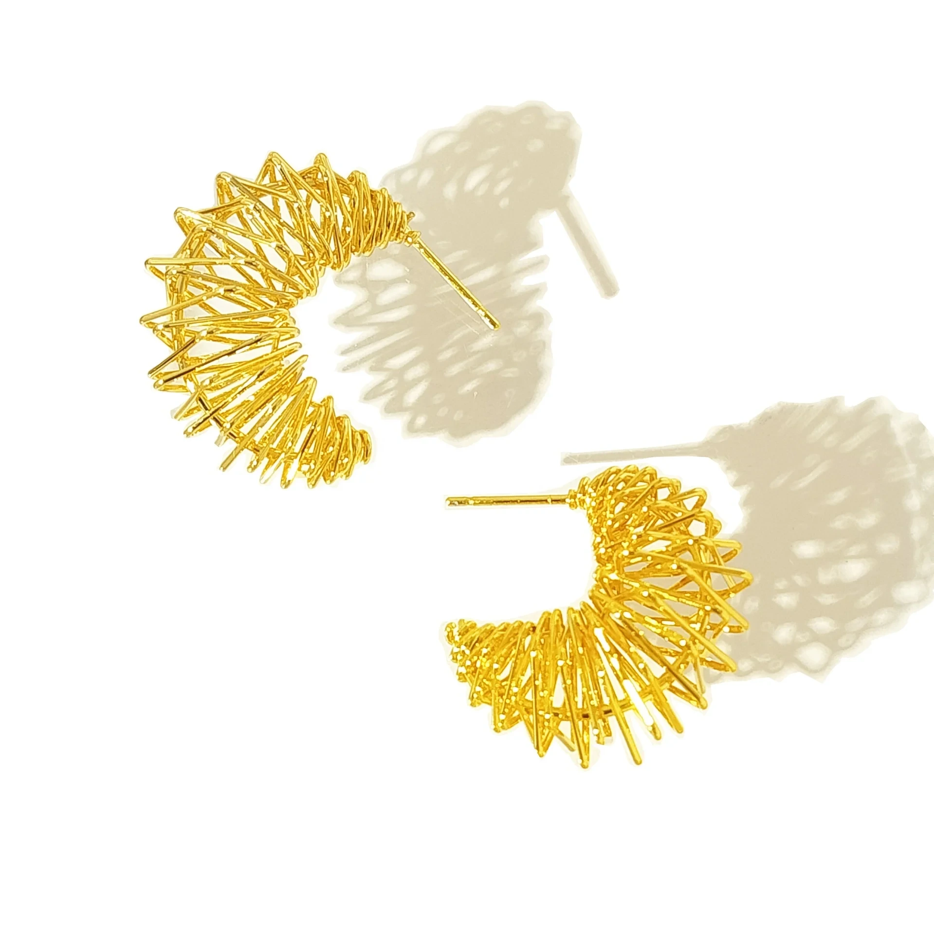 French Retro Fashion Gold Plated Moon-shaped Thread Hoop Earrings Stainless Steel Earrings Wholesale 1