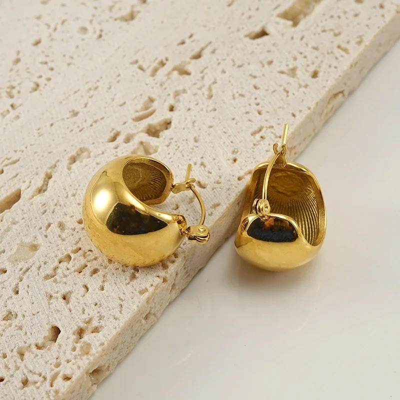 Brincos atacado em massa recém chegados 18k ouro retro esférico aço inoxidável em forma de c oco não manchado brincos 1