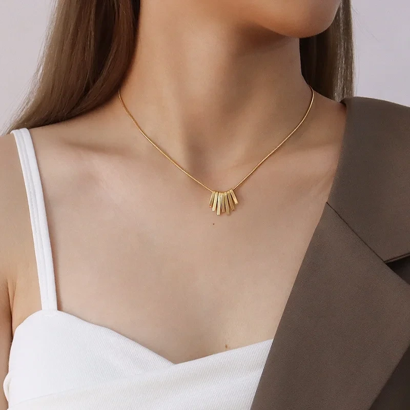 New Luxury Jewelry Niche Trendy Chain 18k Gold Titanium Steel Necklace Wholesale 1
