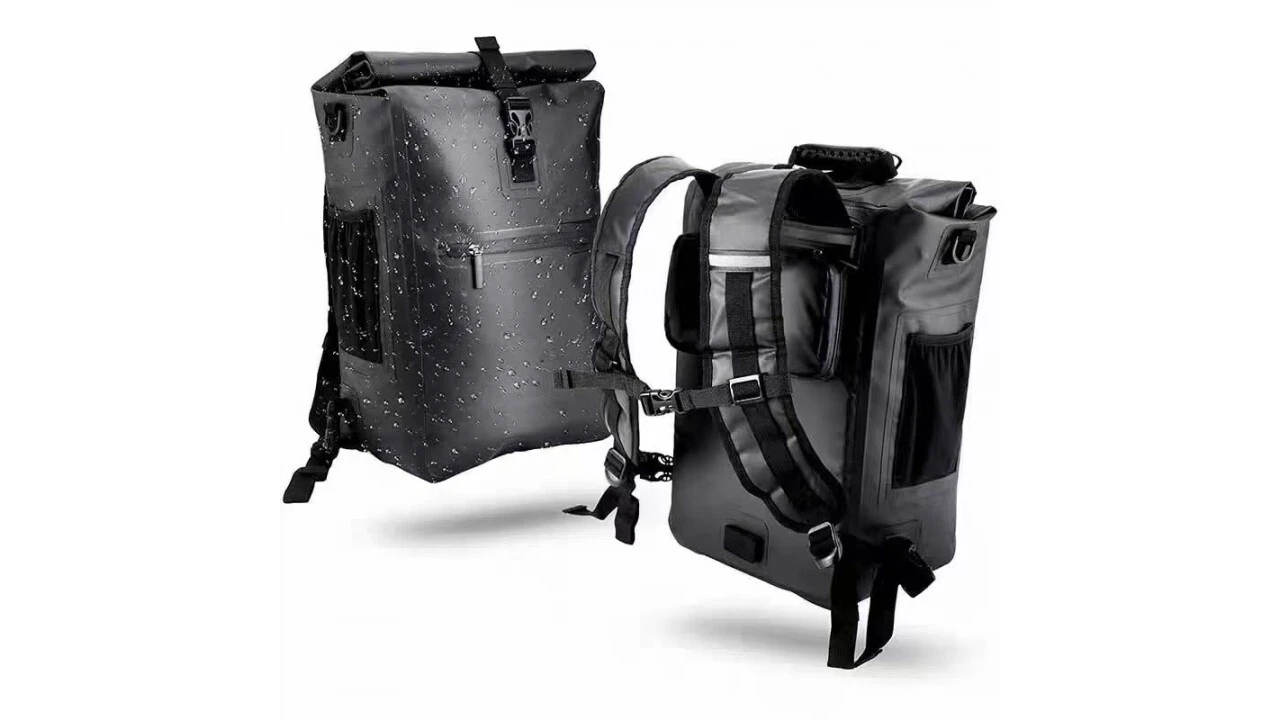 Sac à dos étanche flottant à fermeture enroulable avec motif drapeau tendance, idéal pour le sport et les voyages. 1
