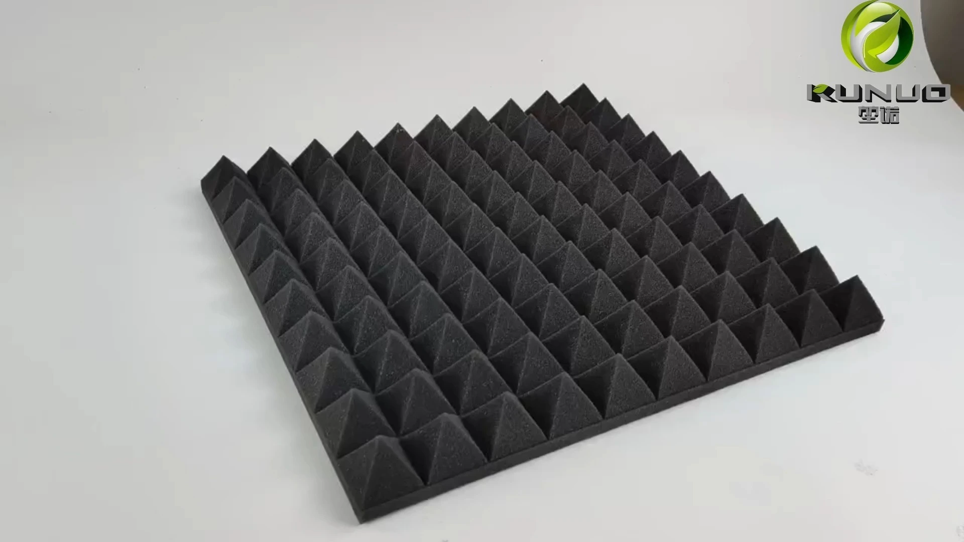 Moderni pannelli a parete insonorizzati con cunei in schiuma acustica 3D ad alta densità per l'insonorizzazione di stanze e soggiorni 1