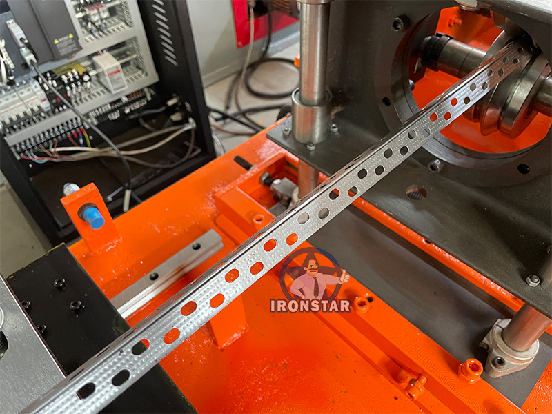 آلة تشكيل خرزة الزاوية المثقبة من IRONSTAR 5