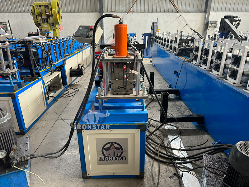Machine de profilage à rouleaux en forme de M en Corée2 3