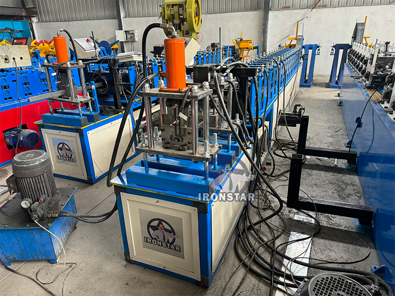 Machine de profilage à rouleaux en forme de M en Corée2 4