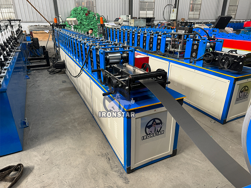 Machine de profilage à rouleaux en forme de M en Corée2 7