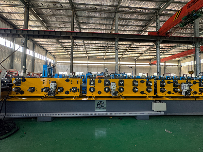 Machine automatique de fabrication de pannes en U à dimensions variables de 60 à 200 mm pour le Kazakhstan 12