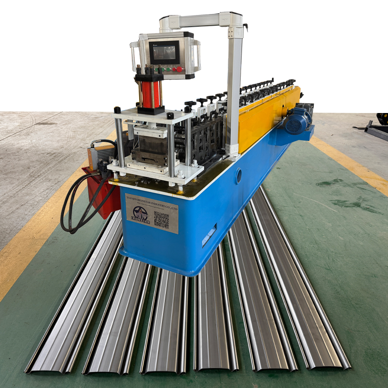 Rolling shutter door roll forming machine in Nicaragua 1