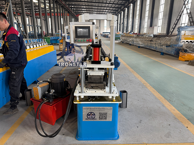 Rolling shutter door roll forming machine in Nicaragua 3