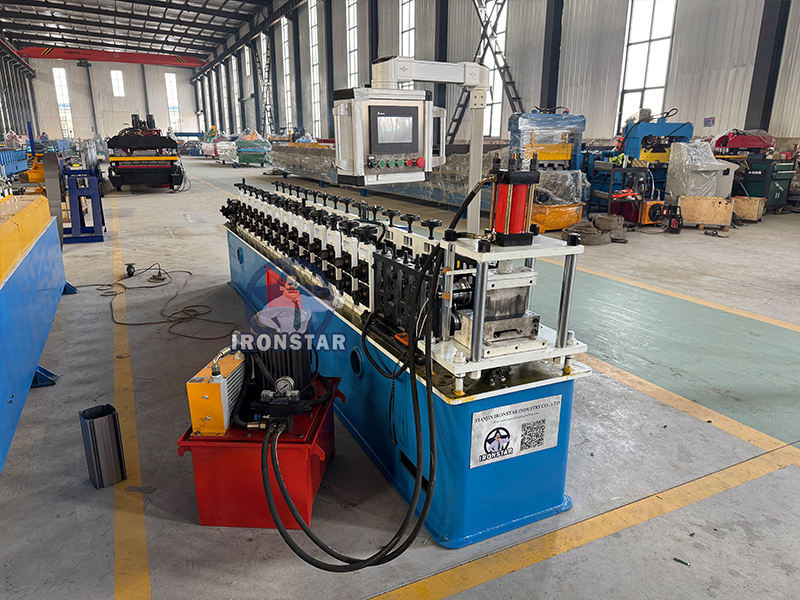 Rolling shutter door roll forming machine in Nicaragua 4