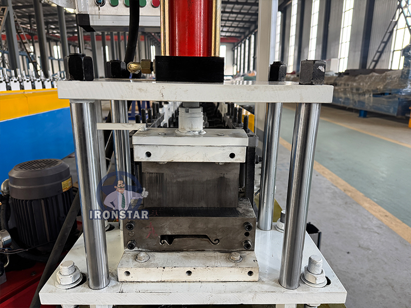 Rolling shutter door roll forming machine in Nicaragua 9