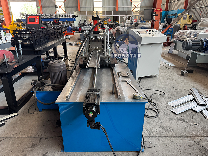 Beautiful Rolling shutter door roll forming machine 3