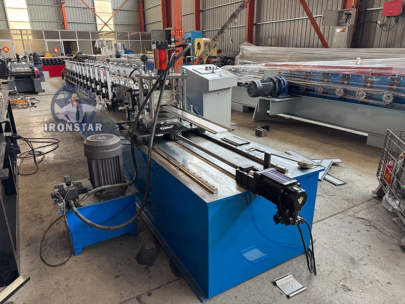 Beautiful Rolling shutter door roll forming machine 4
