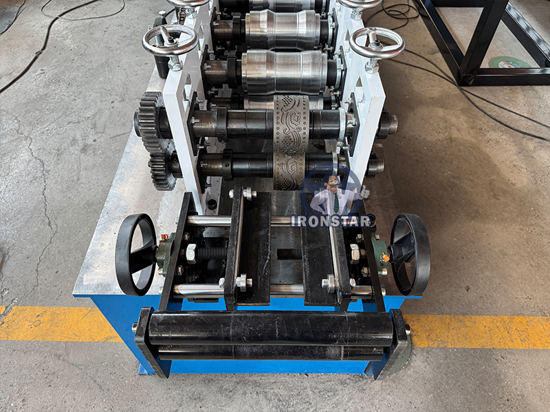Beautiful Rolling shutter door roll forming machine 10