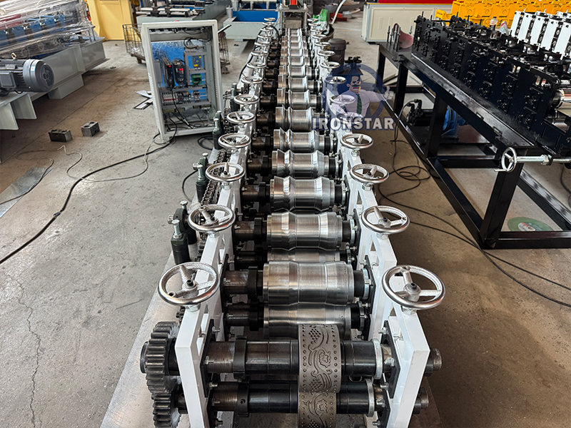 Beautiful Rolling shutter door roll forming machine 11