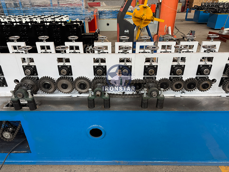 Beautiful Rolling shutter door roll forming machine 12