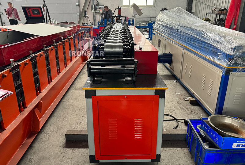30-50m/min fast speed cutting rolling shutter door roll forming machine in Brazil 8