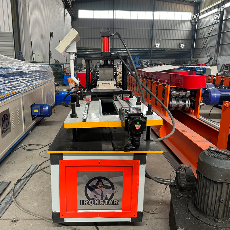 30-50m/min fast speed cutting rolling shutter door roll forming machine in Brazil 5