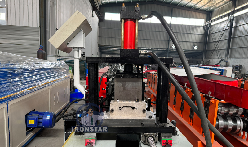 30-50m/min fast speed cutting rolling shutter door roll forming machine in Brazil 10