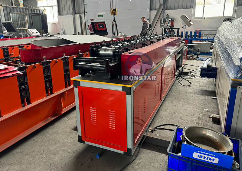 30-50m/min fast speed cutting rolling shutter door roll forming machine in Brazil 11