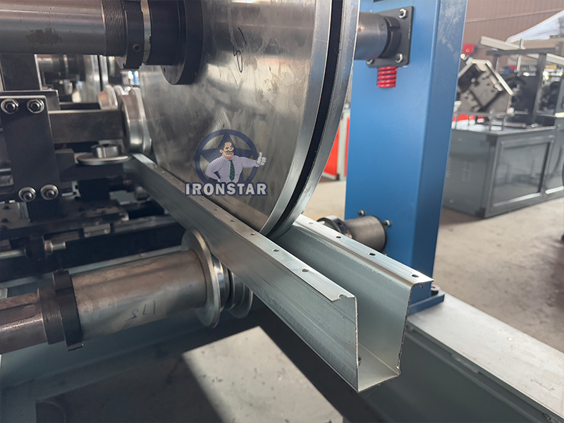 35 40 50 60mm Omega purlin roll forming machine in Mexico 11