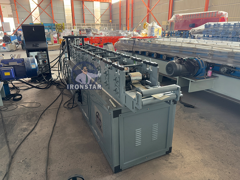 Punching holes omega and U profile 2 in 1 roll forming machine in US 7