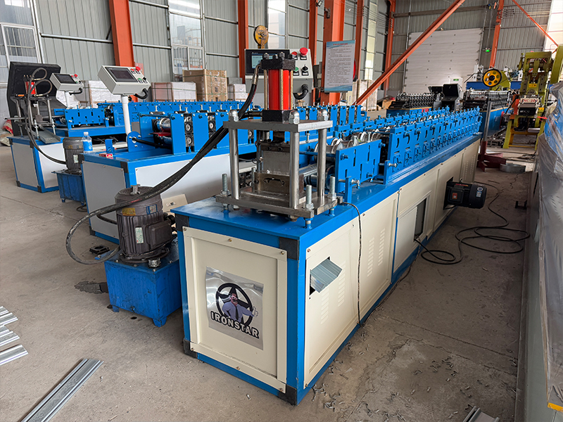 90mm rolling shutter door roll forming machine in Kenya 4
