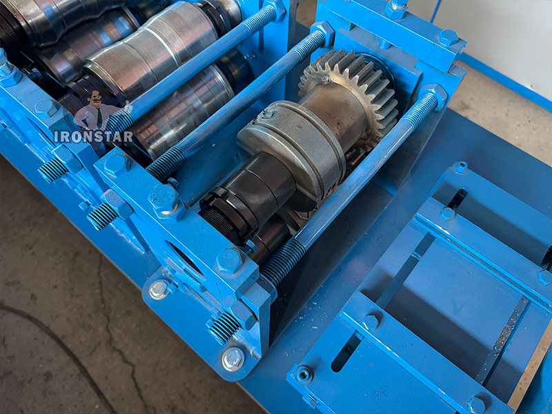 90mm rolling shutter door roll forming machine in Kenya 8