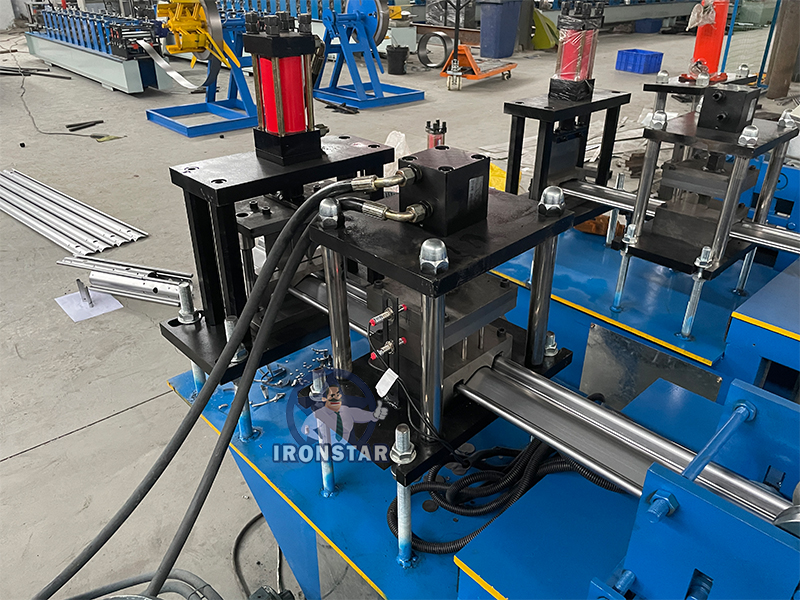 Máquina perfiladora de puertas enrollables para Libia 9