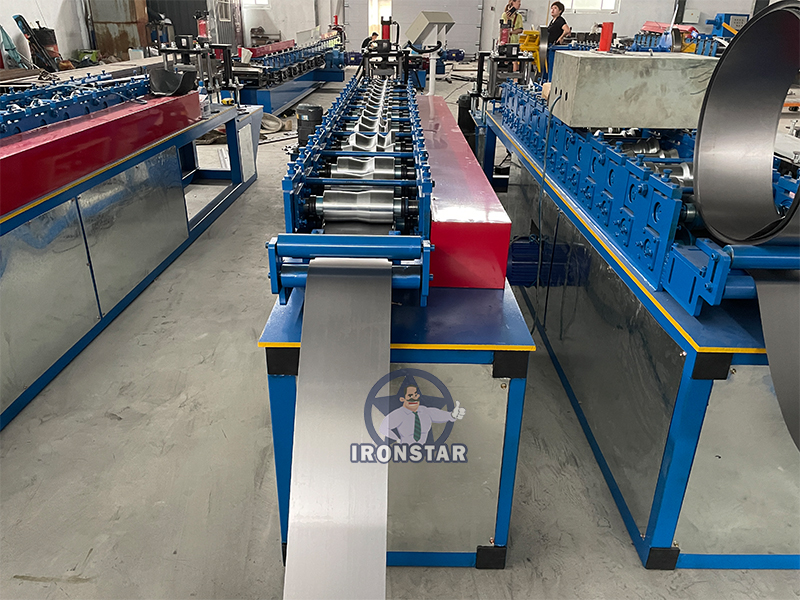Máquina perfiladora de puertas enrollables para Libia 8